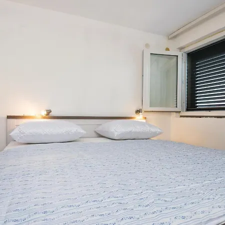 Stunning In With Kitchen Apartment *
