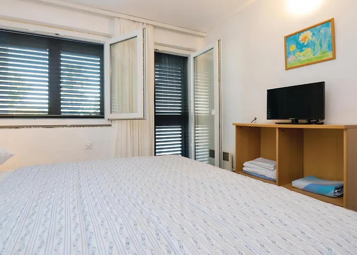 Three-bedroom In 公寓 *