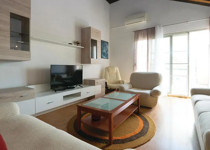 Three-bedroom In 公寓