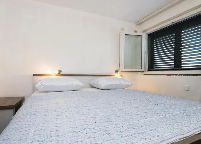 Three-bedroom In 公寓 *