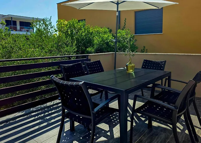 Three-bedroom In 公寓 *